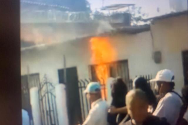 video: en cartagena queman casa de presunto homicida durante sepelio de líder comunal