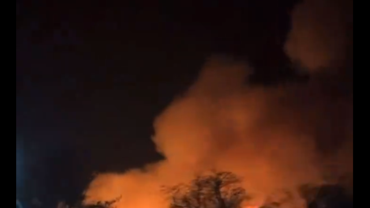 μεγάλη πυρκαγιά σε βιομηχανικό πάρκο στην ουαλία - δείτε βίντεο