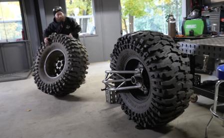la 'monster chopper' es la moto más salvaje jamás vista: ¡tiene neumáticos de 46 pulgadas!