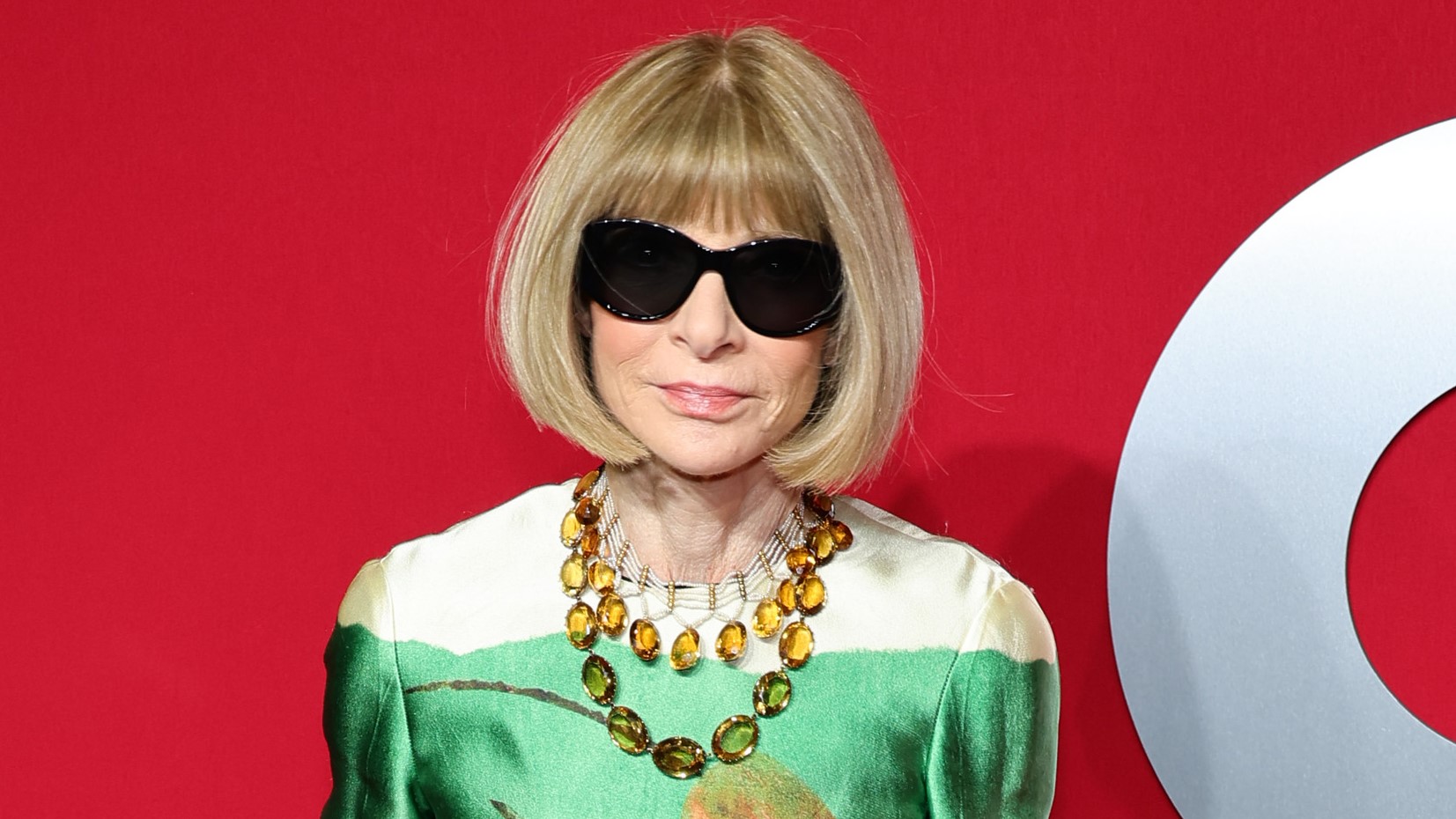 anna wintour kept her sunglasses on the entire time she was telling pitchfork staffers they were getting laid off, writer says