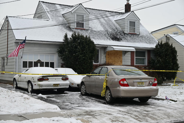 Suburban NJ mom fatally shoots husband, 2 young daughters, then self in ...