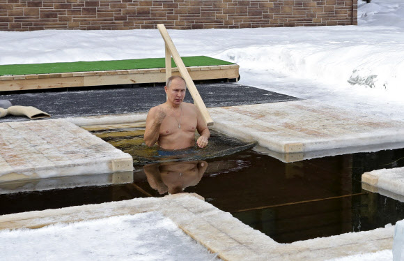 ‘71세’ 푸틴 또 훌렁 벗고 얼음물 입수… 심정지설 불식