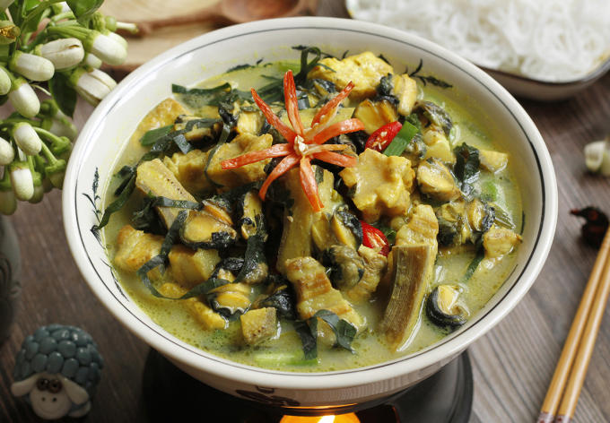 How to make northern Vietnamese snail stew with green banana and tofu