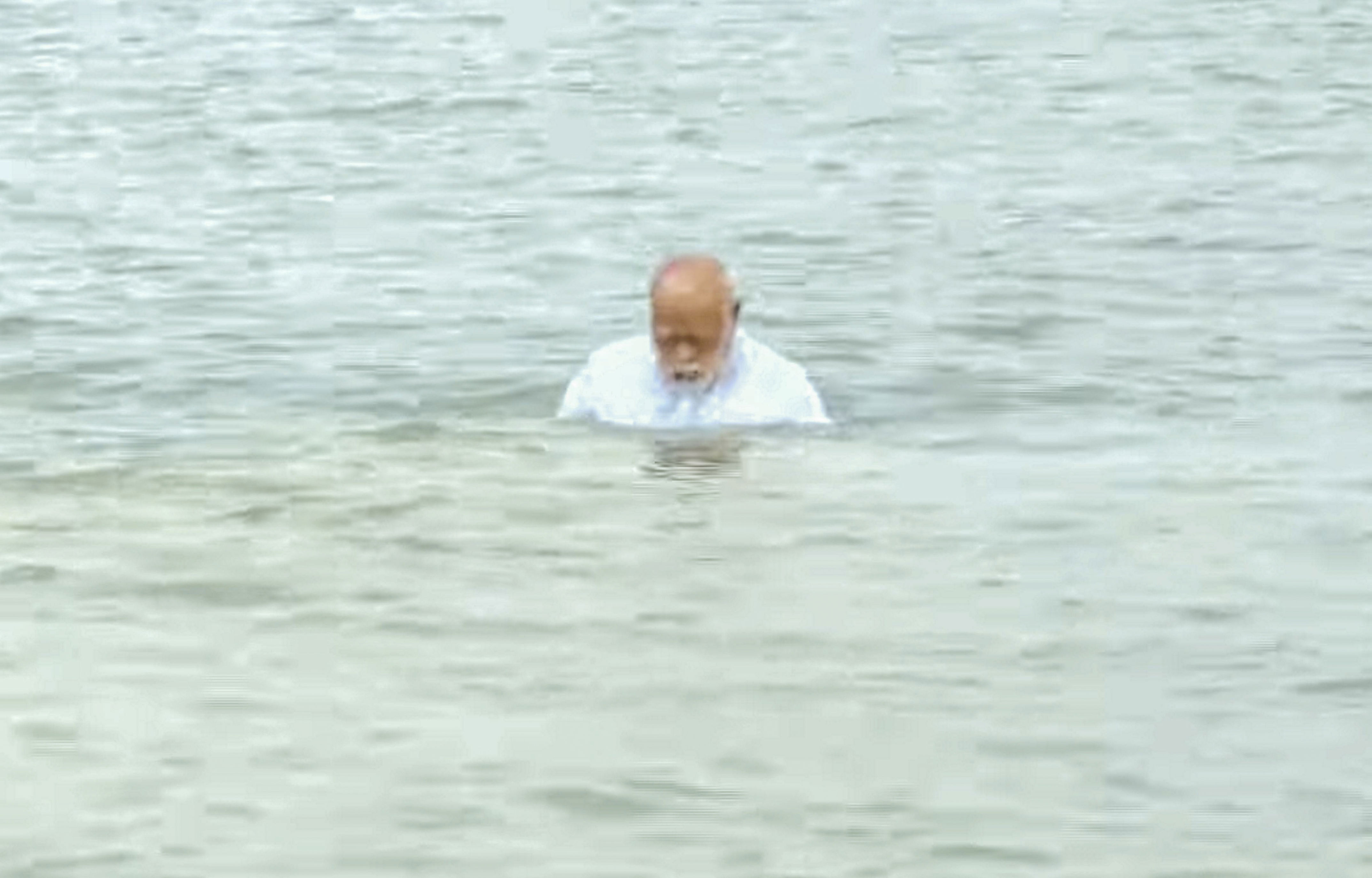 pm modi takes holy dip in 'agni theerth' beach; prays at rameswaram temple