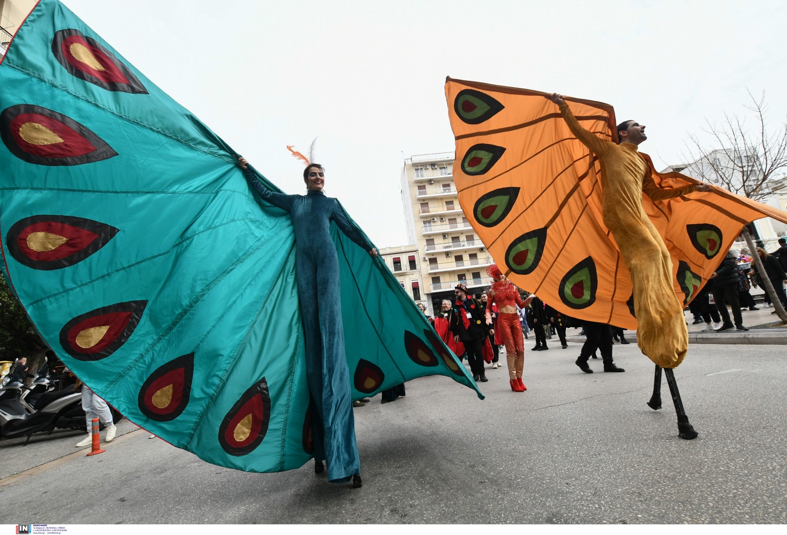 πατρινό καρναβάλι 2024: εντυπωσιακές εικόνες από την έναρξη της μεγάλης γιορτής