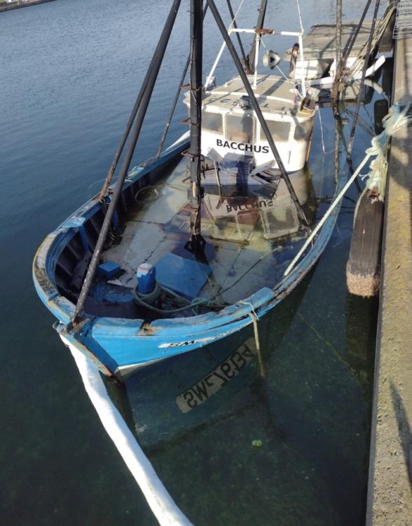un vieux chalutier coule dans le port de saint-malo : des mesures prises pour éviter une pollution