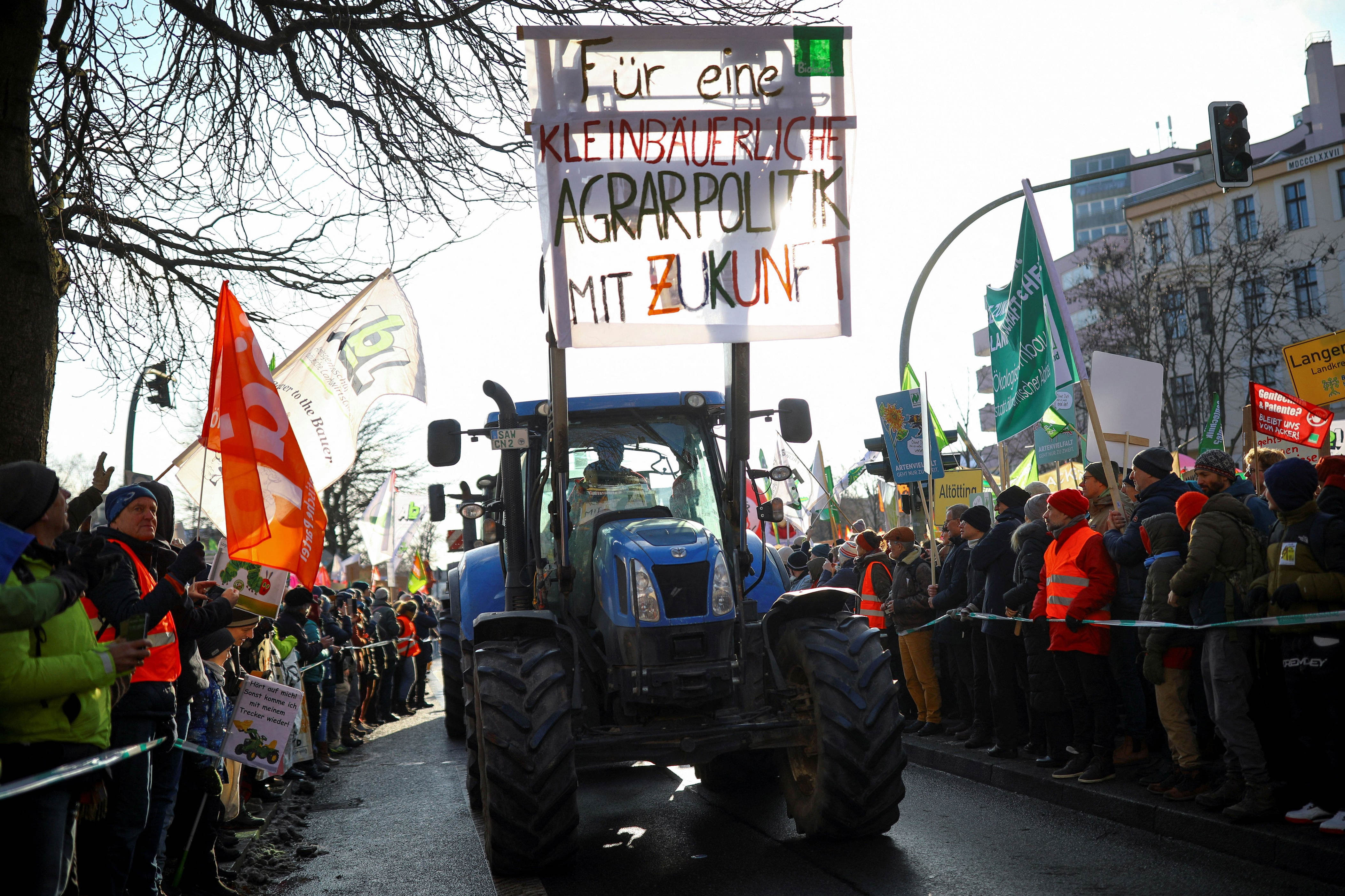 KURZMELDUNGEN - Deutschland: Bauern-Protest Mit Traktoren Vor SPD ...