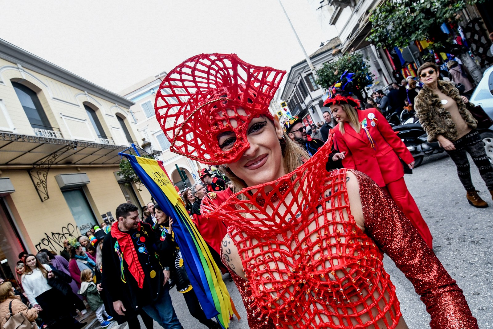 πατρινό καρναβάλι 2024: εντυπωσιακές εικόνες από την έναρξη της μεγάλης γιορτής