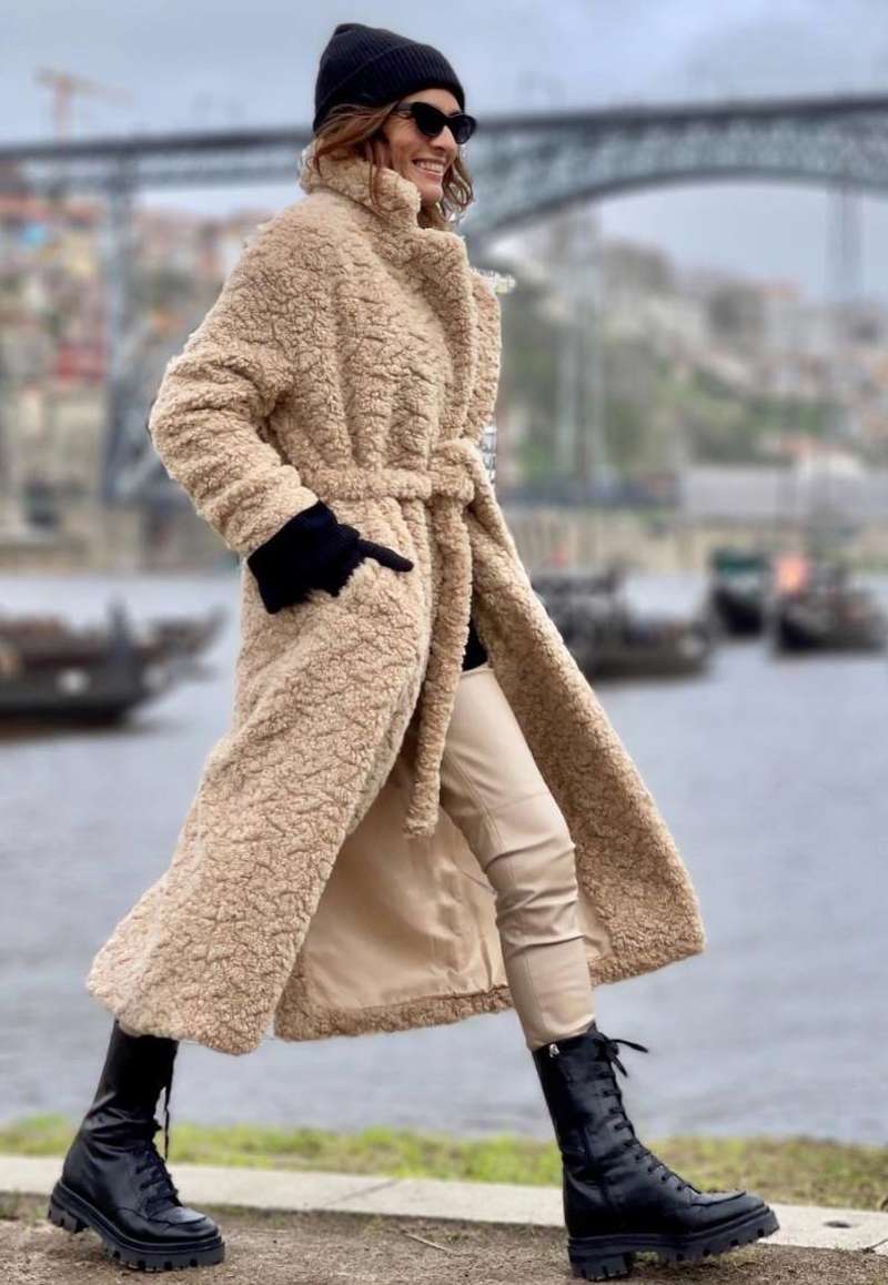 el abrigo de borrego rebajado de el corte inglés que agotarán las de 50: calentito y elegante