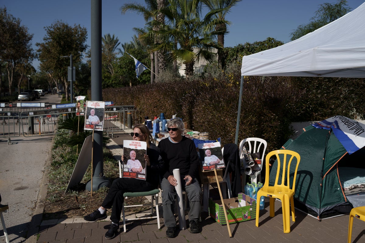 Hostage Families Protest Outside Netanyahu's Home, Ramping Up Pressure ...