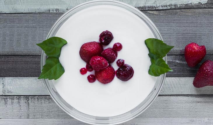 Iogurte- Além de hidratar, o iogurte fornece probióticos benéficos para a saúde intestinal. O iogurte grego, em particular, é uma excelente fonte de proteína e tem uma textura cremosa que é bastante apreciada.