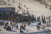 do hor opět zamířily tisíce lyžařů, podmínky pro běžkaře ale obleva zhoršila