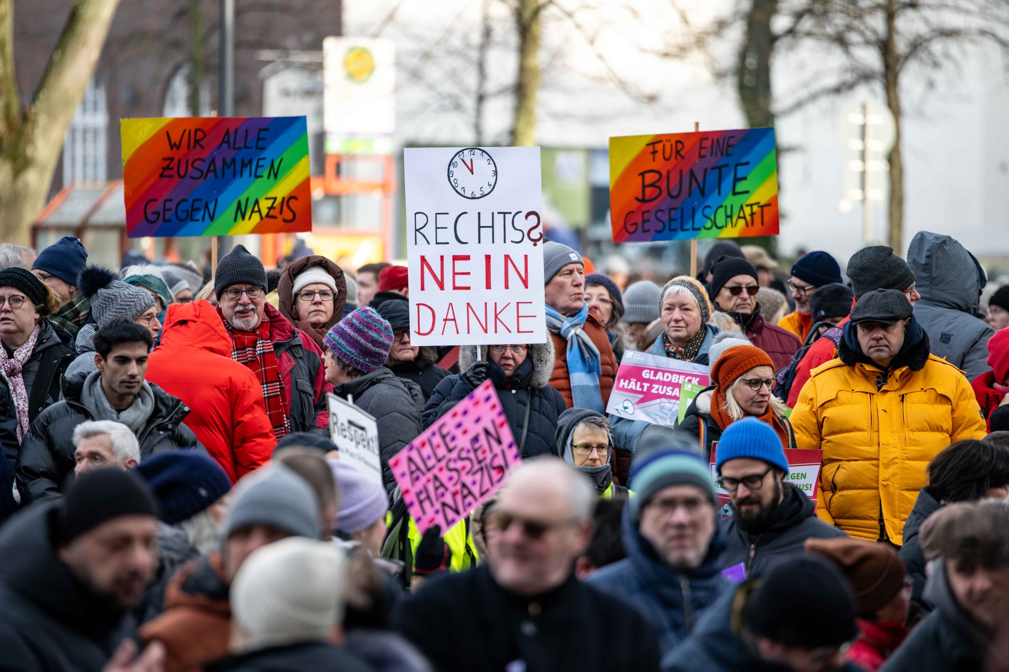 gegen rechts: hunderte menschen demonstrieren in gladbeck gegen rechtsextremismus
