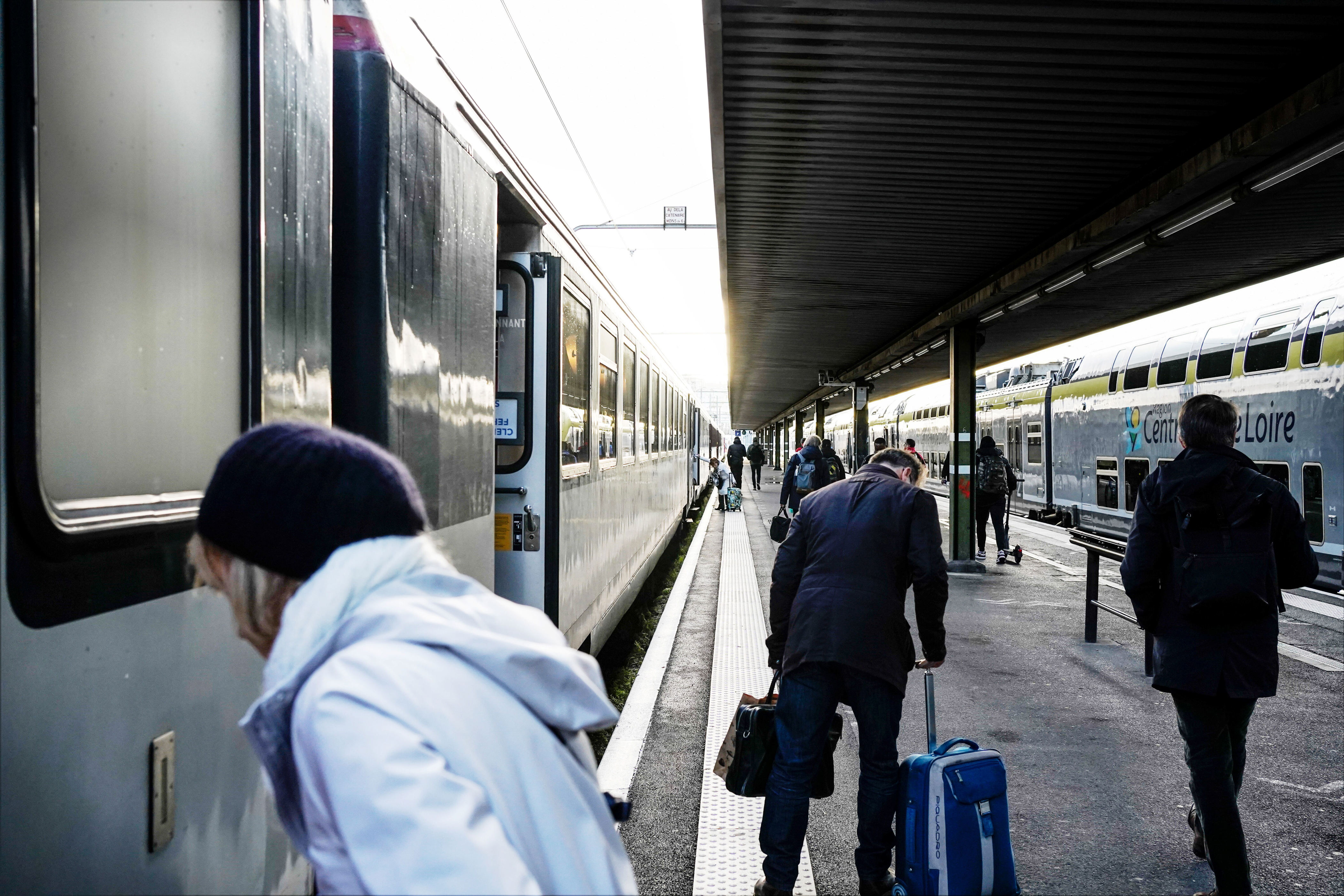services publics : un train de la ligne paris-clermont de nouveau en panne, plus de sept heures de retard par grand froid