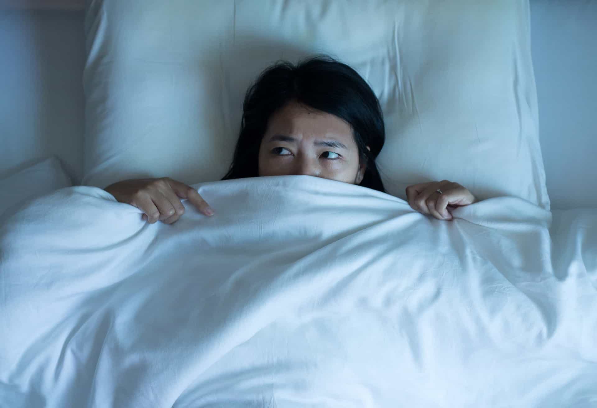 Дурной сон. Китаянка под одеялом.