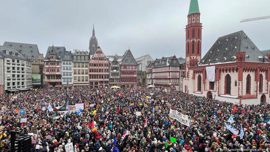 Em Frankfurt, 35 mil pessoas se dirigiram ao centro da cidade neste sábado