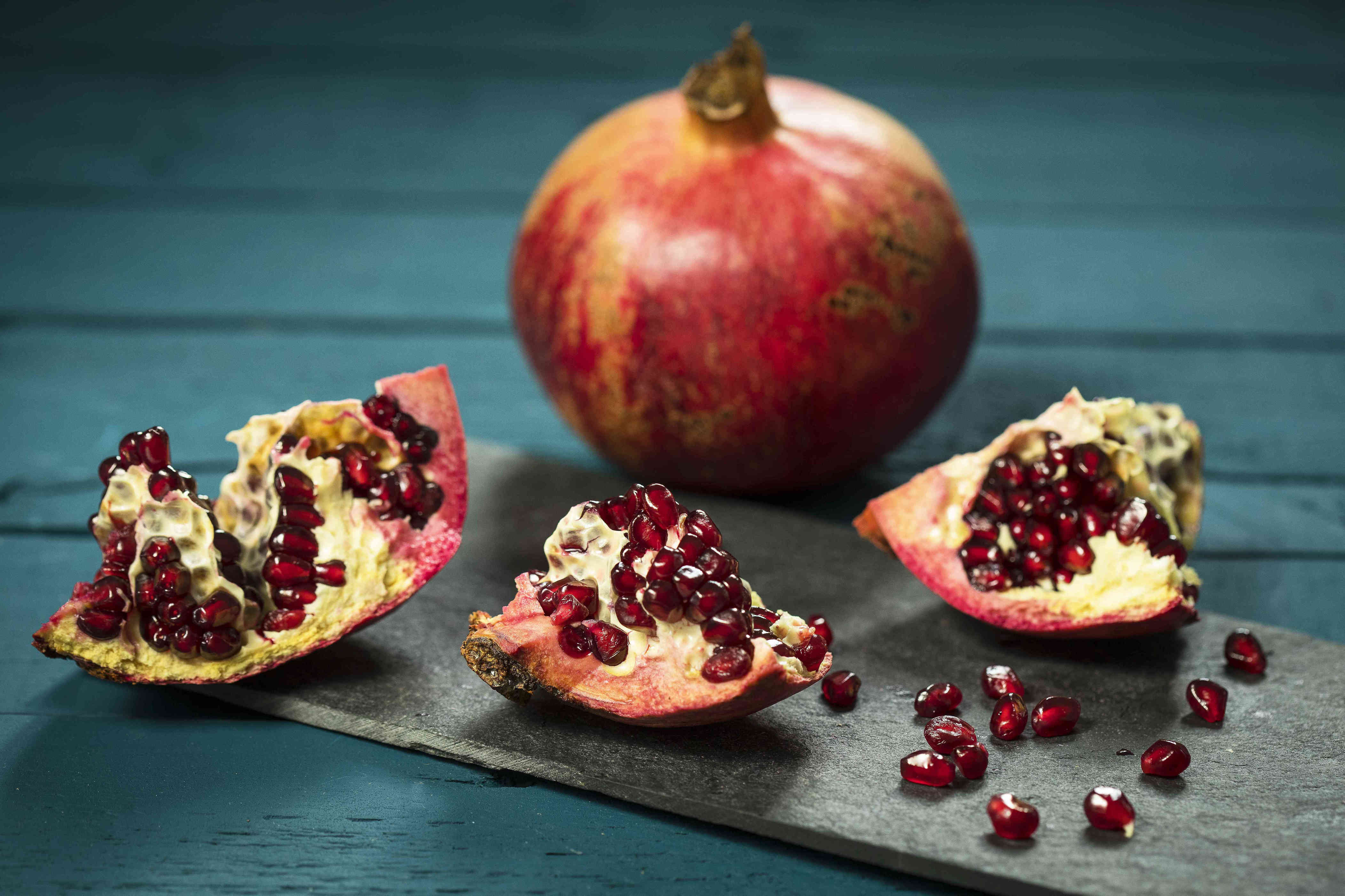 can you eat pomegranate seeds?