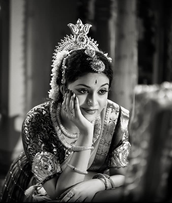 酒に溺れ47歳で逝った大スターの激しくも華やかな生涯 『伝説の女優 サーヴィトリ』 絢爛の南インド映画史を再現