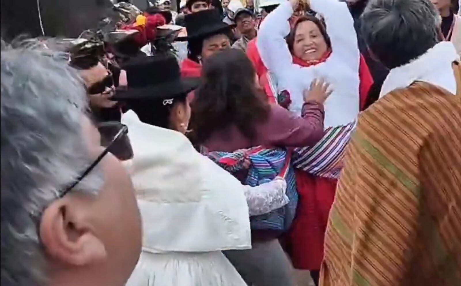 video: presidenta boluarte es agredida mientras participaba en la inauguración una carretera en ayacucho