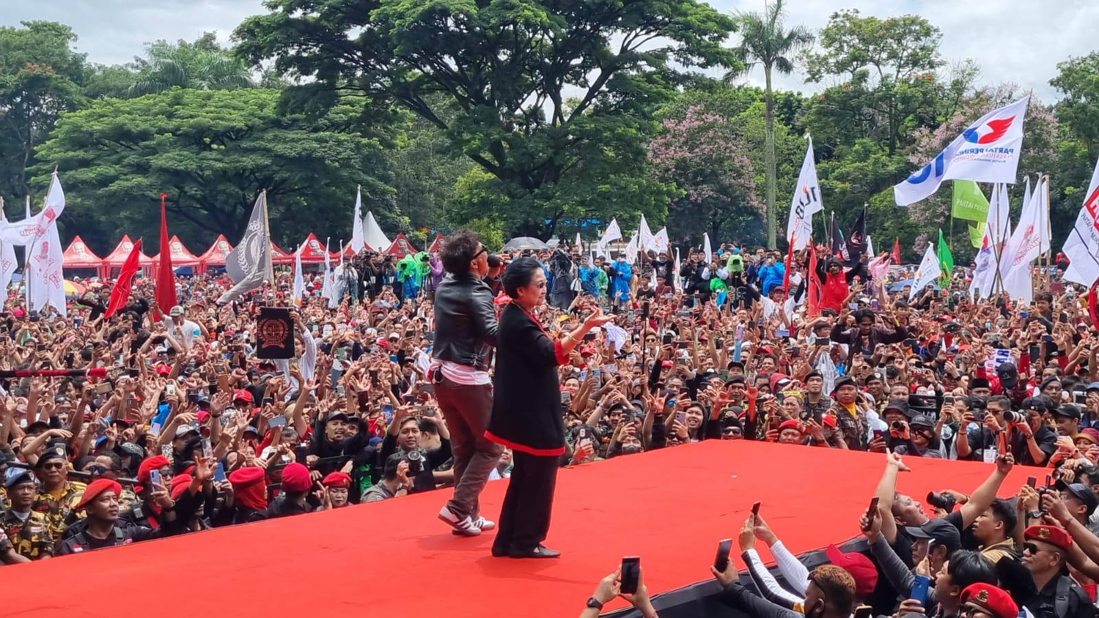 Joget Megawati Bersama Slank Warnai Kampanye Akbar Ganjar-Mahfud Di Bandung