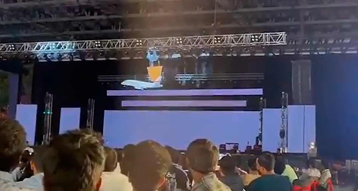 video: teknologiayhtiön toimitusjohtaja kuolee onnettomuudessa lavalla intiassa yritystapahtuman aikana
