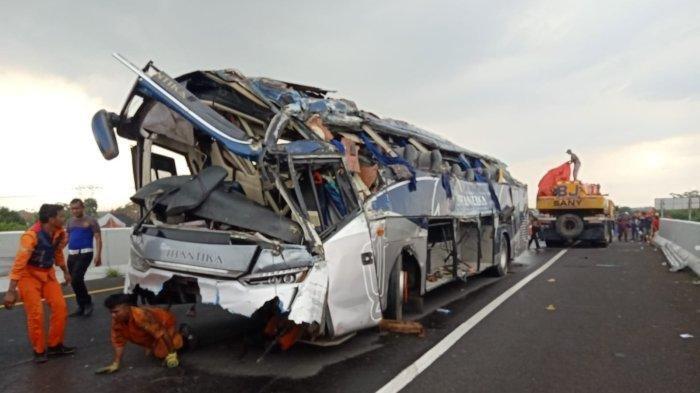 kronologi mengerikan saat kecelakaan bus new santika,terjun bebas di tol pemalang,dua orang tewas