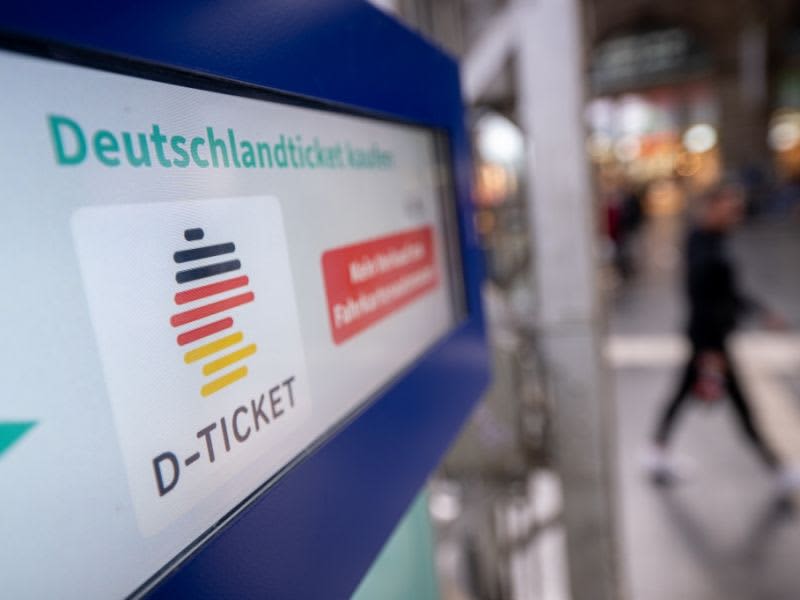 Deutschlandticket: Preiserhöhung Droht! Zahlen Bus- Und Bahnfahrer Bald ...