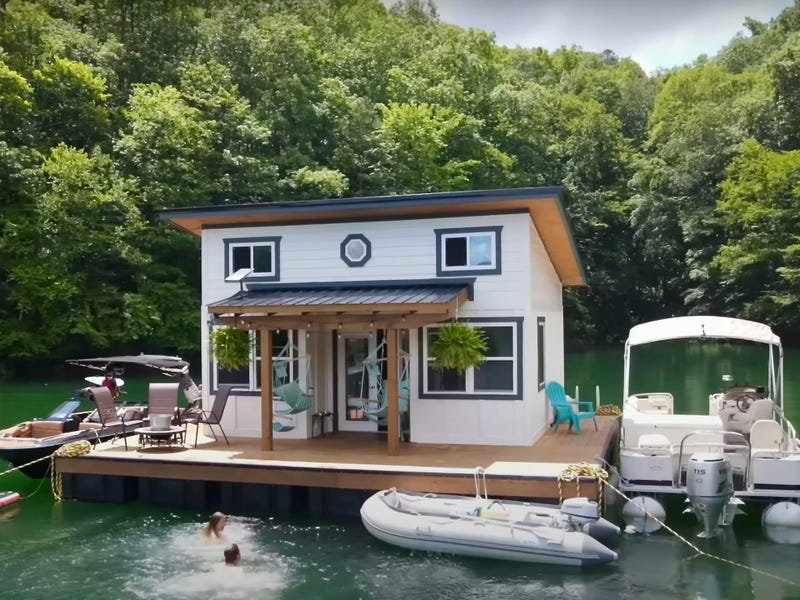 dwa miesiące budowali dom na wodzie. mówią, że nigdy nie wrócą na ląd