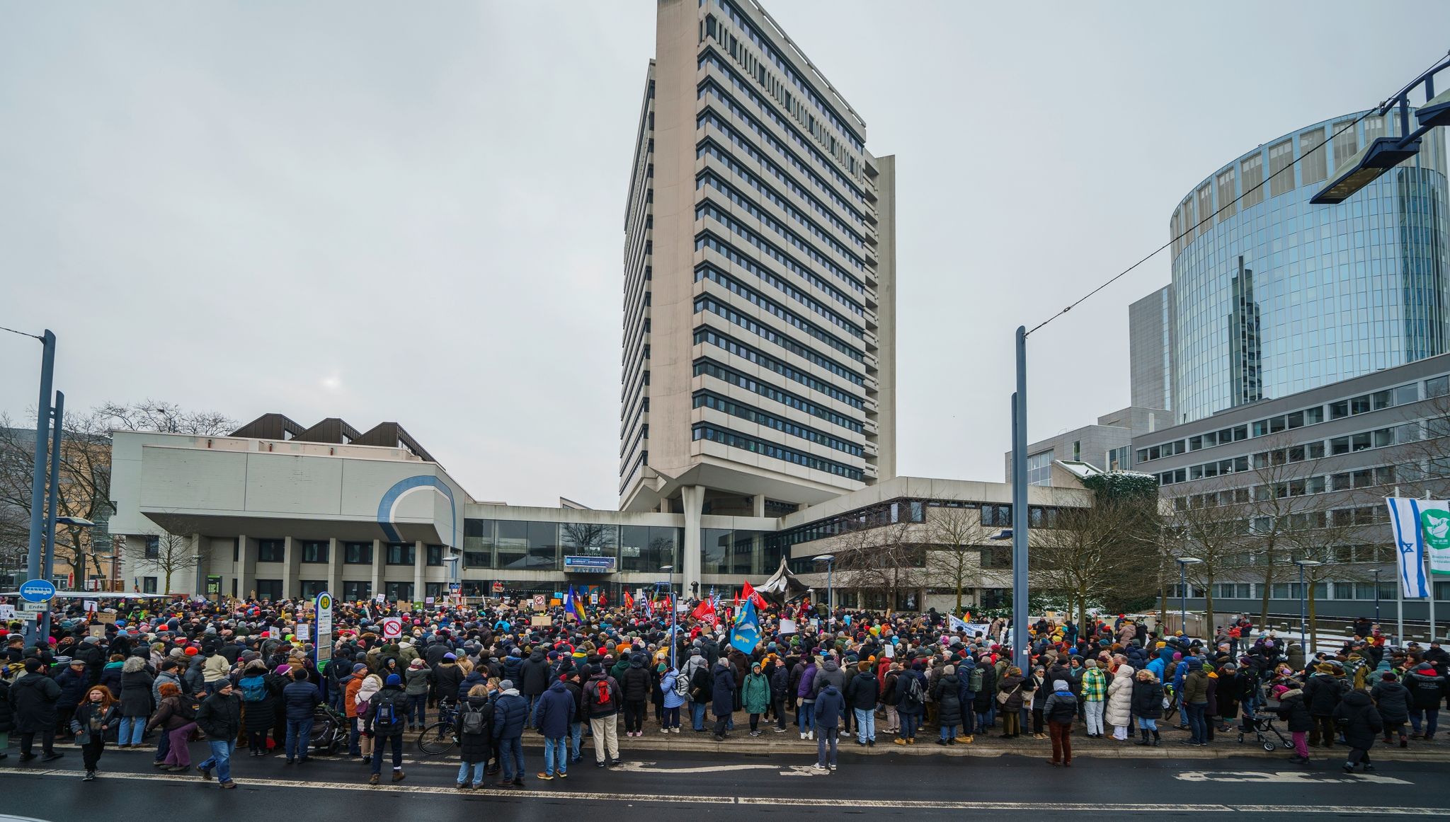 rund 2000 menschen demonstrieren gegen rechtsextremismus