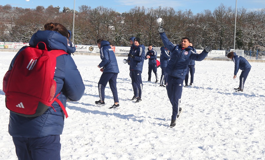 άρης-ολυμπιακός: αναβλήθηκε το ντέρμπι των νέων, έπαιξαν χιονοπόλεμο οι παίκτες