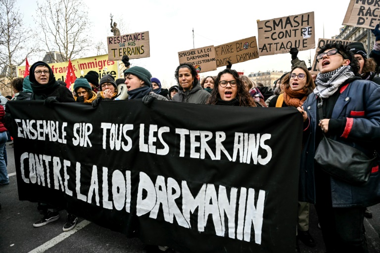 hunderte protestieren in frankreich gegen umstrittenes einwanderungsgesetz