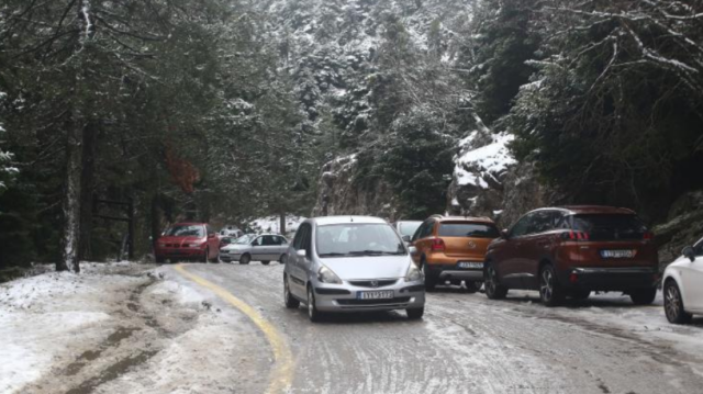 καιρός: έκλεισε η λεωφόρος πάρνηθας λόγω χιονόπτωσης
