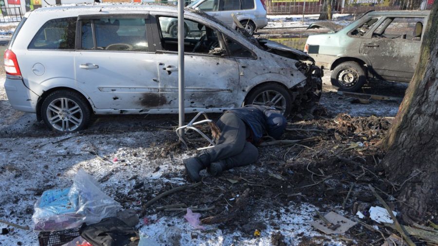 ucrania bombardeó la ciudad ocupada de donetsk y murieron 25 personas en un mercado