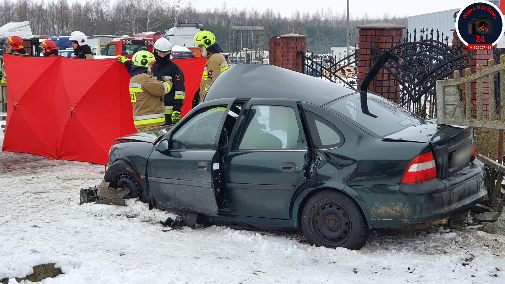 tragiczny wypadek koło płońska. auto uderzyło w ogrodzenie posesji. nie żyje jedna osoba