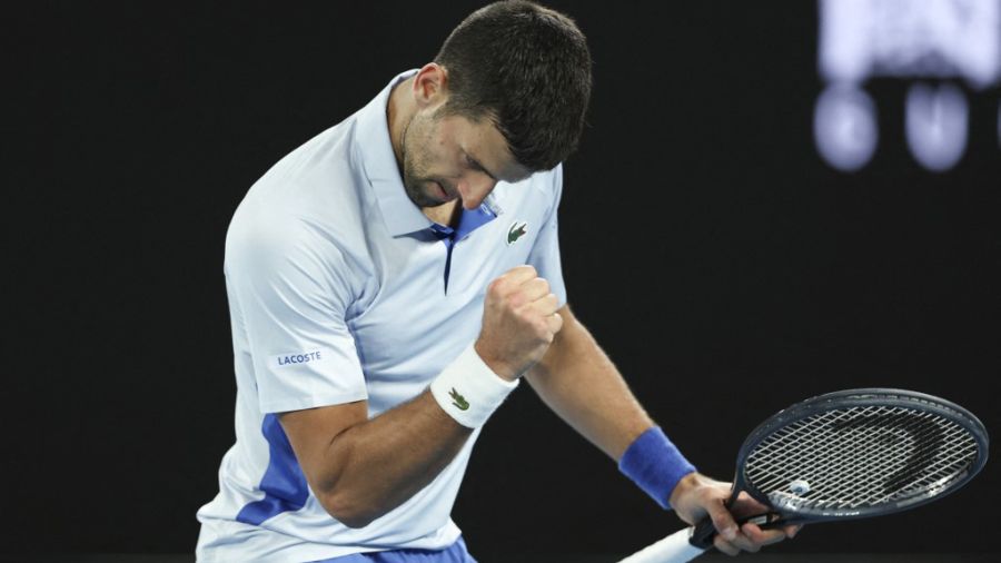 djokovic se divierte con el público en australia...y a veces juega un rato al tenis