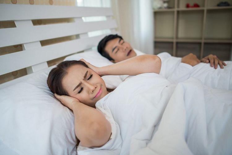 cara menghilangkan ngorok saat tidur, salah kuncinya ada pada jumlah bantal, kok bisa?