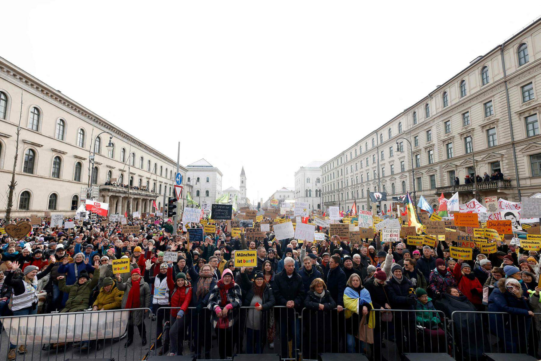 „Remigriert Euch Ins Knie!“ | Demo Gegen Rechts Abgebrochen: Andrang Zu ...