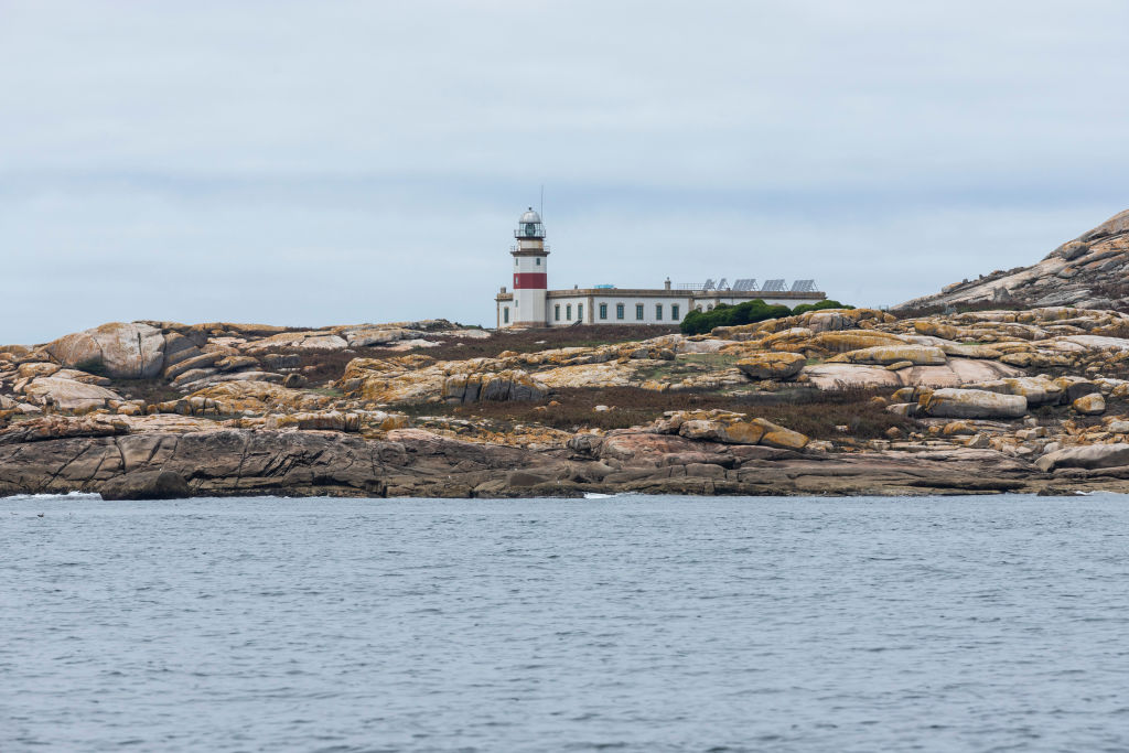 la desconocida isla deshabitada de españa con rincones de ensueño y sirenas legendarias