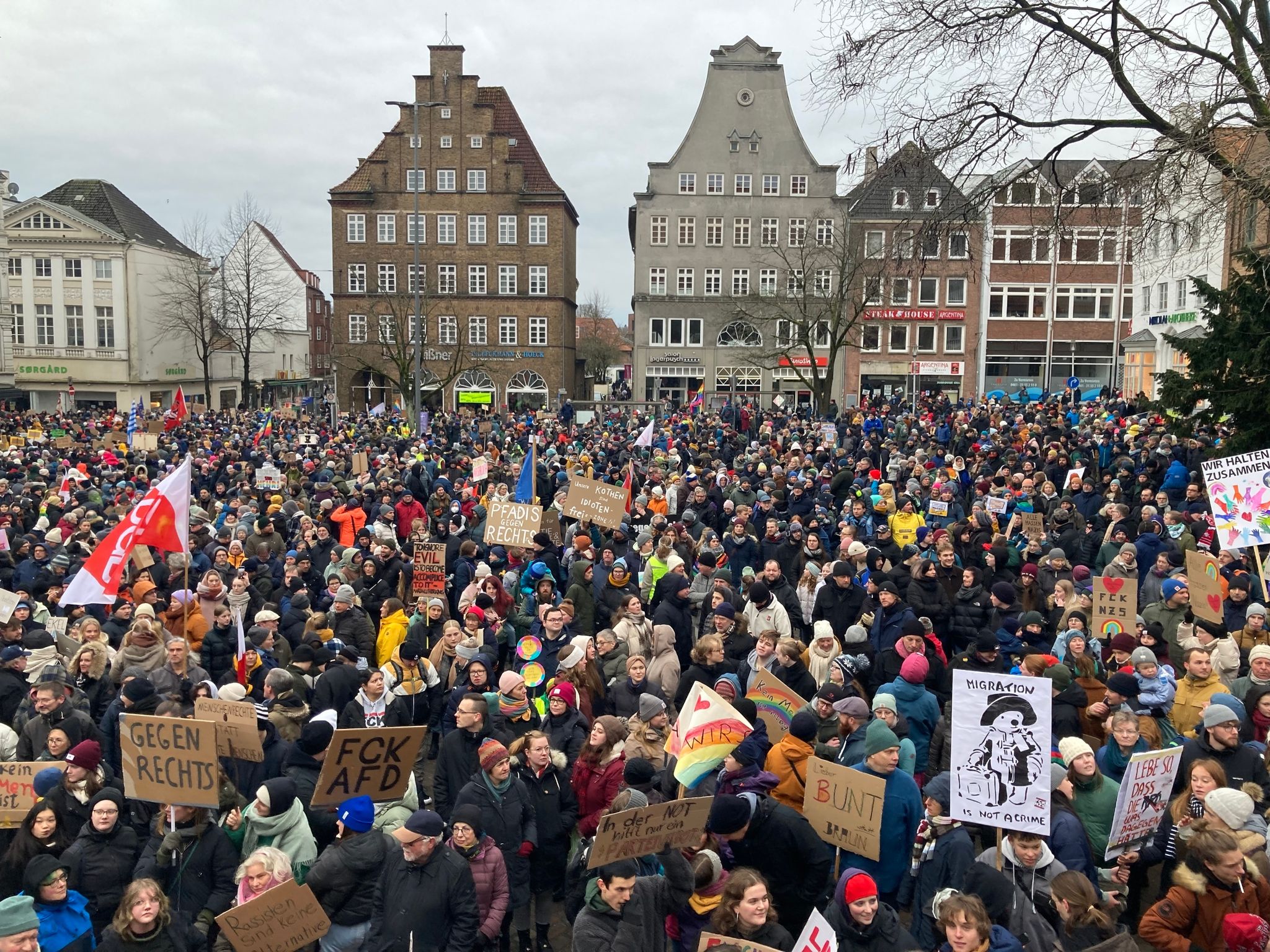 rund 10.000 menschen demonstrieren in flensburg gegen rechts