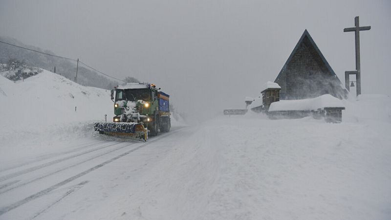 tempestades de neve causam estragos nas estradas da europa