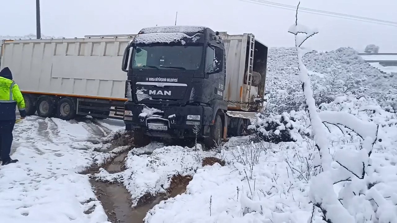 bursa’da kar yağışı sonrası tırlar yolda kaldı