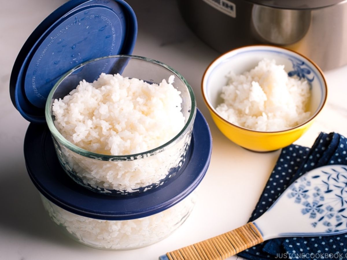 Рис держит воду. Замороженный рис. Замороженный варёный рис. Рис с замороженным сливочным. Можно ли заморозить вареный рис.