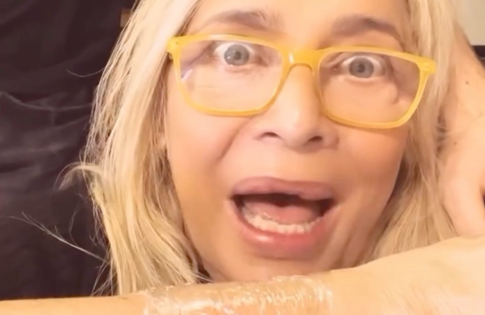 ‘nonna pazza’: mara venier fa il primo tatuaggio a 73 anni, ecco chi l’ha convinta