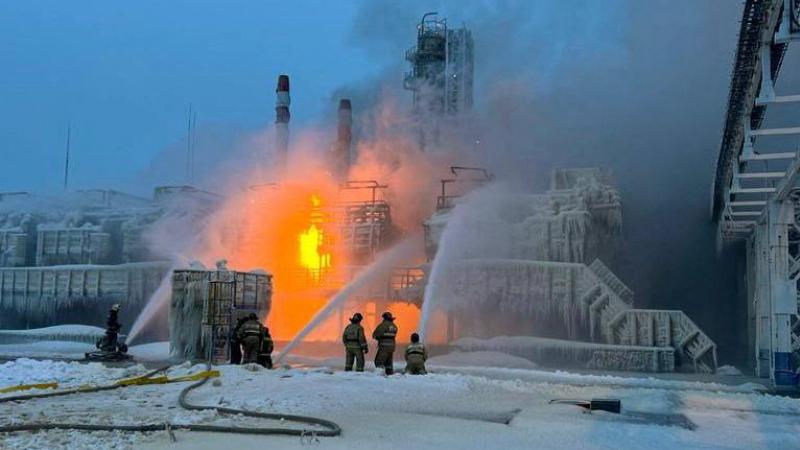 russie : important incendie dans un terminal gazier près de saint-pétersbourg (photos)