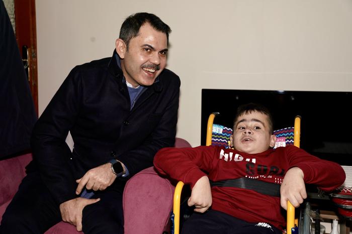 murat kurum, 11 yaşındaki engelli furkan tan'ı evinde ziyaret etti