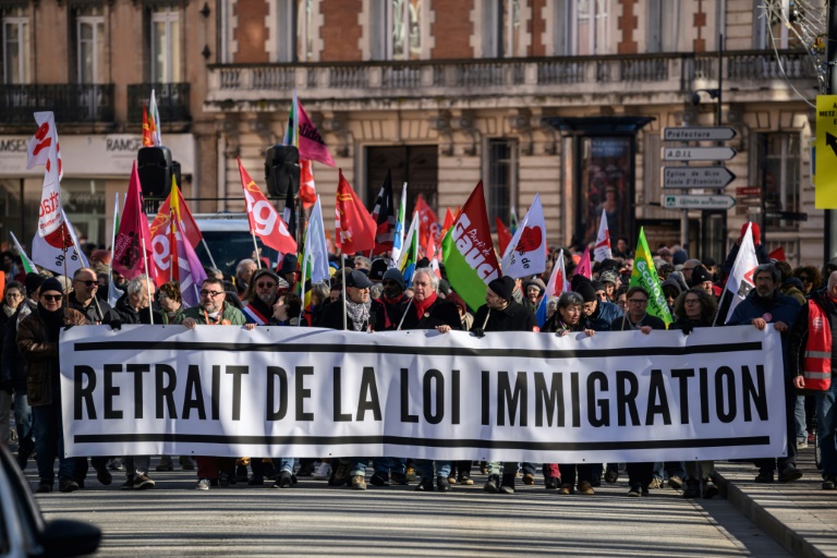 les opposants à la loi sur l'immigration jettent leurs dernières forces dans la rue