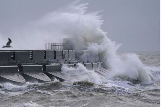 βρετανία: στο έλεος της καταιγίδας isha - ακυρώσεις πτήσεων και θυελλώδεις άνεμοι έως 130 χλμ/ώρα