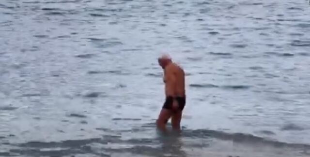 ναύπλιο: «τα οφέλη είναι πολλά» - 93χρονός το τολμά, βουτάει ακόμη στα παγωμένα νερά