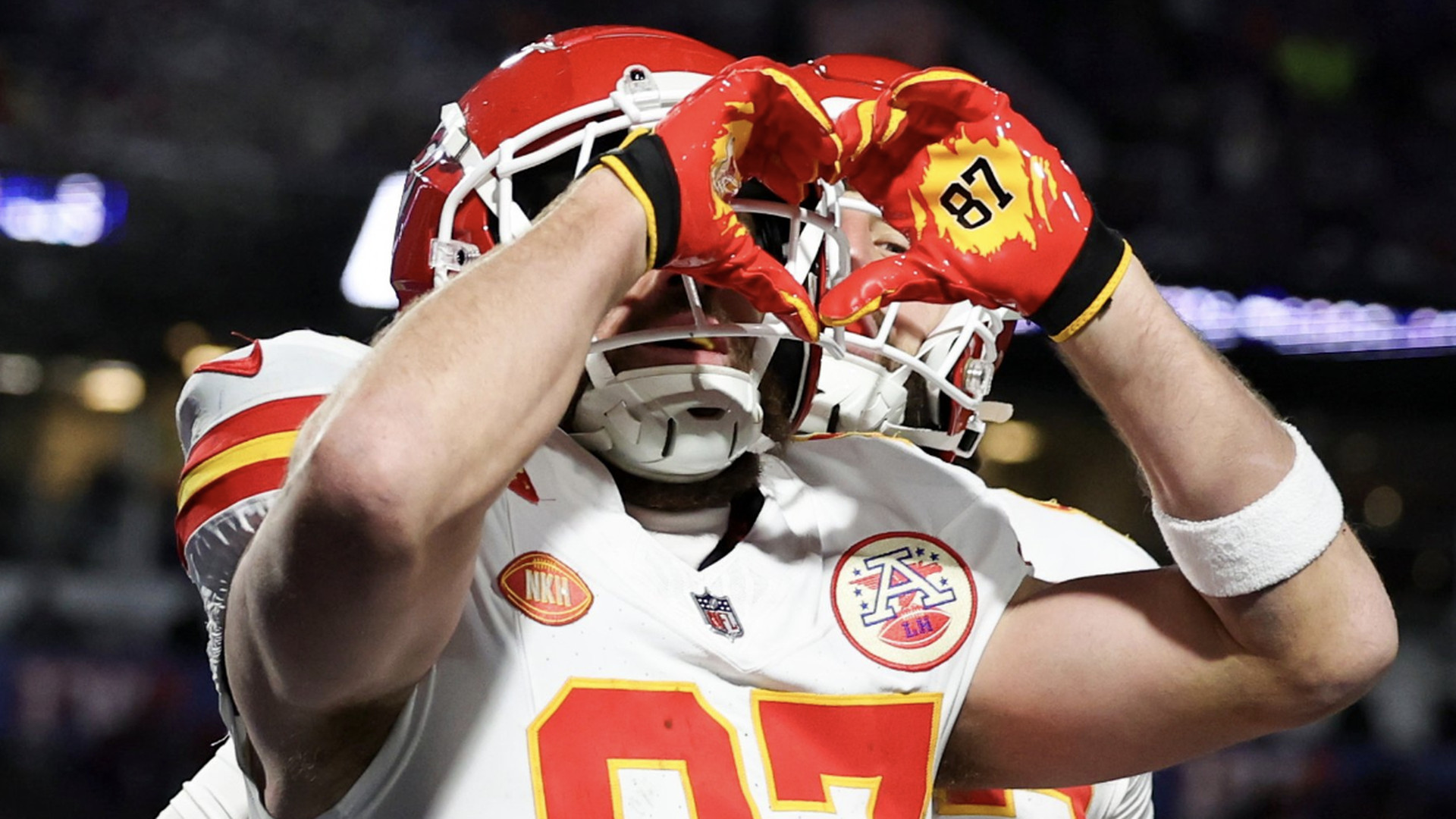 Travis Kelce Flashed Hand Heart To Taylor Swift In Box With His ...