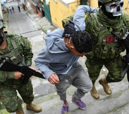 irrumpen 68 sujetos armados en hospital de ecuador, escapan pero son capturados